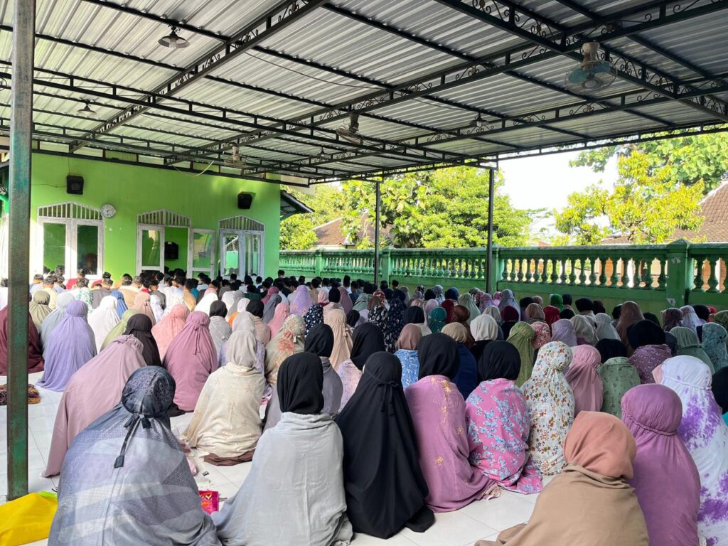 Pembiasaan Ibadah Rutinan Jumat Legi dan Program Jumat Sehat 1000157026 1024x768