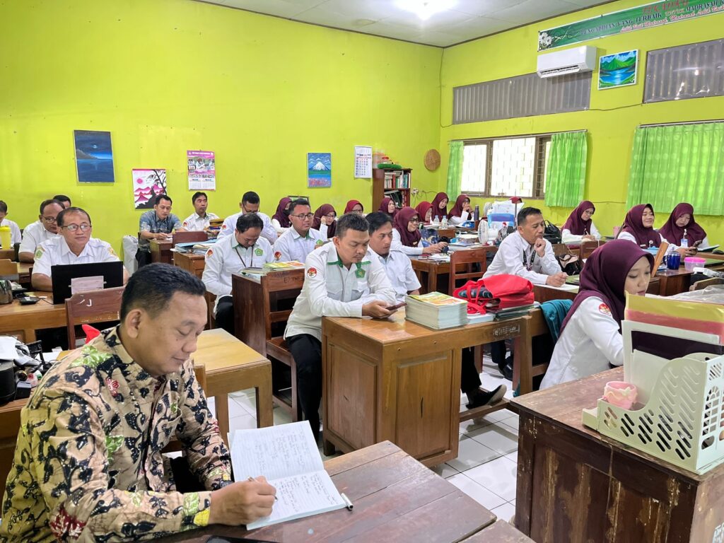 Rapat Akhir Tahun dan Evaluasi Program Kerja MTs N 2 Wonogiri T.A. 2025/2026 1000273594